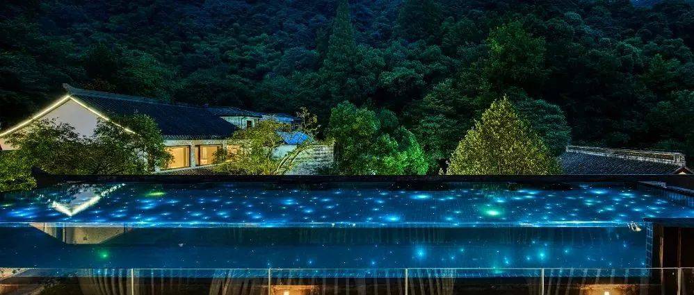 诗意栖居之地：《岳阳楼记》中的景致描绘与哲思交织 (诗意栖居地800字作文)