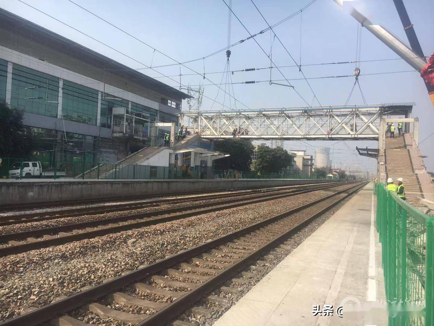 宿州火车站改建工程天桥顺利拆除