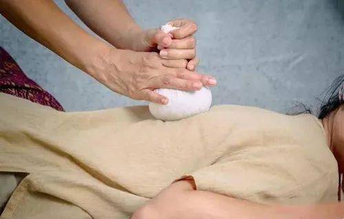 【艾健康】推荐一个驱寒的民间方法:粗盐热敷!_的作用