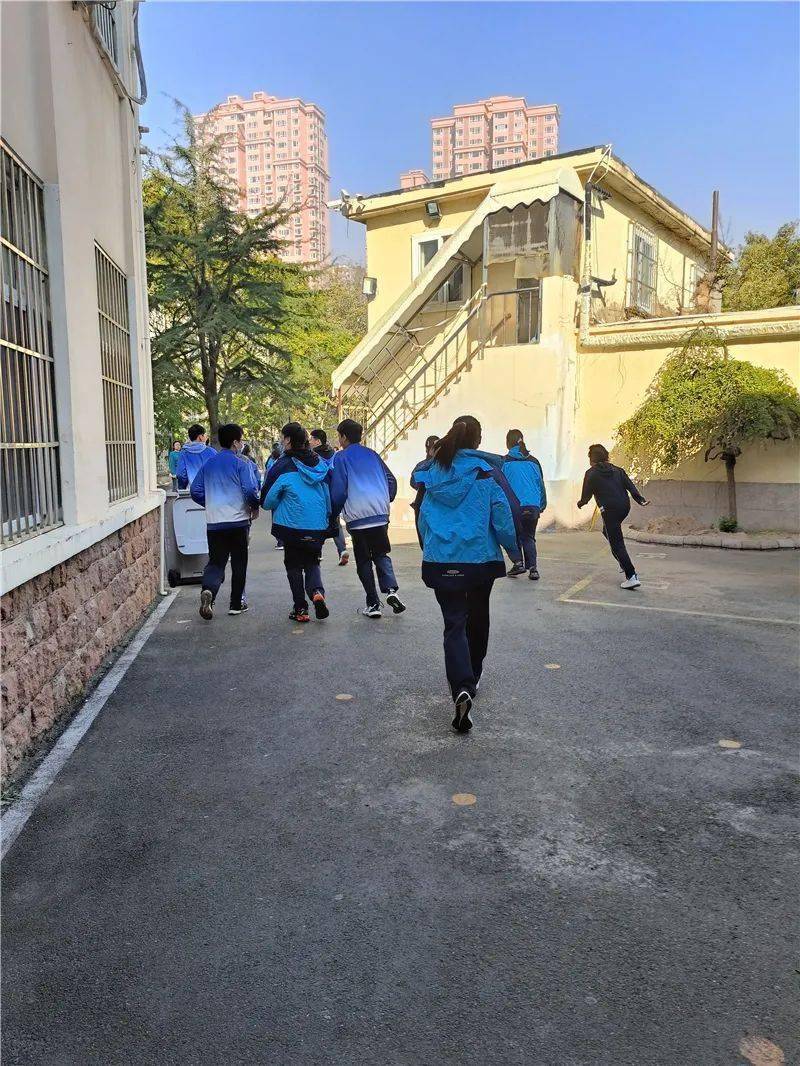 安全演练筑牢安全防线共建平安校园青岛七中组织消防安全演练活动