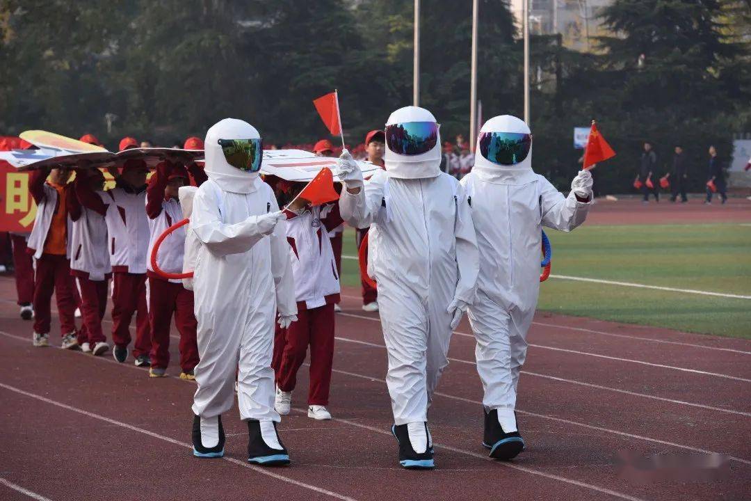 精彩一起来看看明德实验学校第21届田径运动会