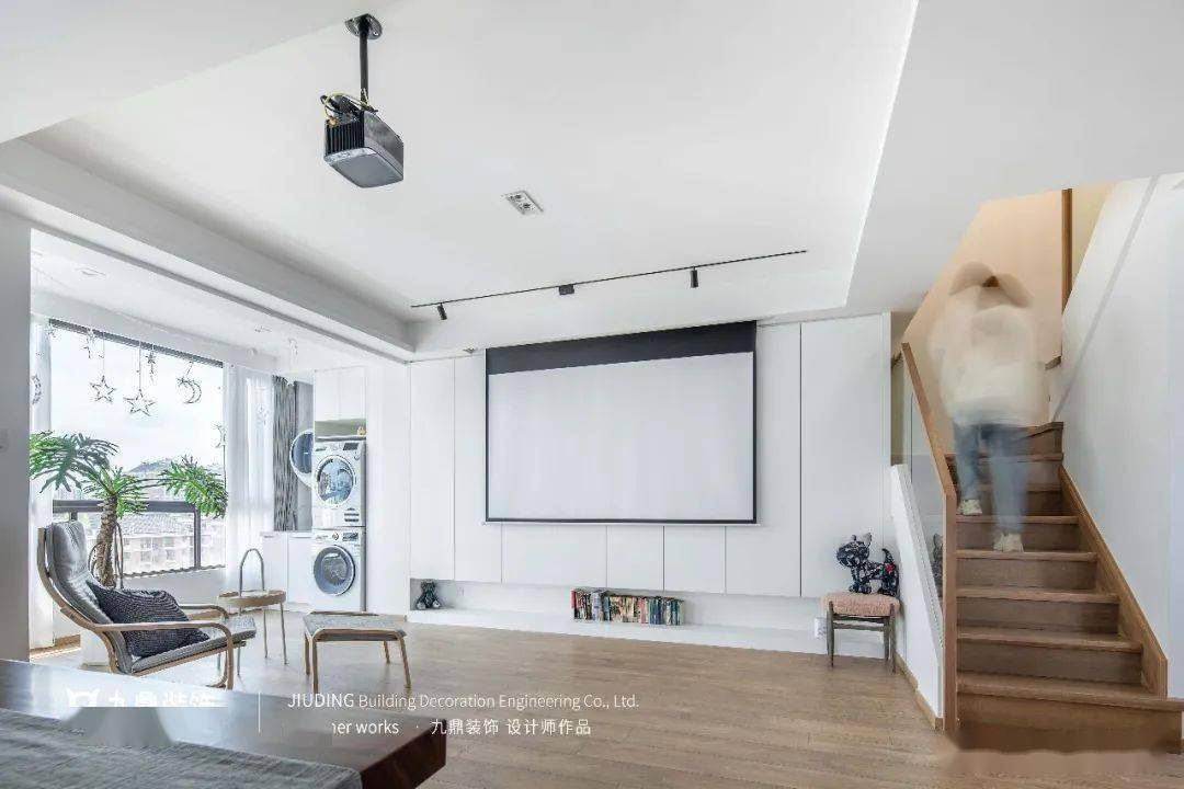 一家人142㎡纯白复式，丢掉客厅沙发，清清透透现代风