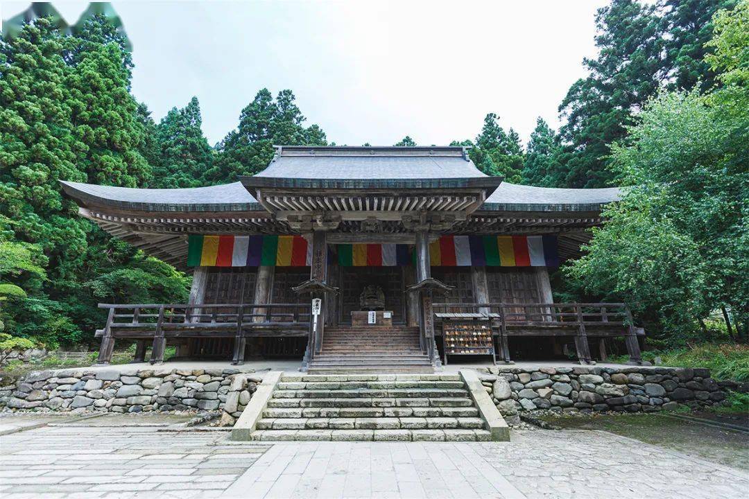 日本十大红叶名所之一绝壁下的秋日山形县立石寺