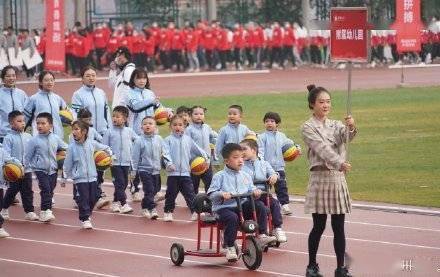 运动会|成都一高校运动会现萌娃方阵 骑着小车车进场了！