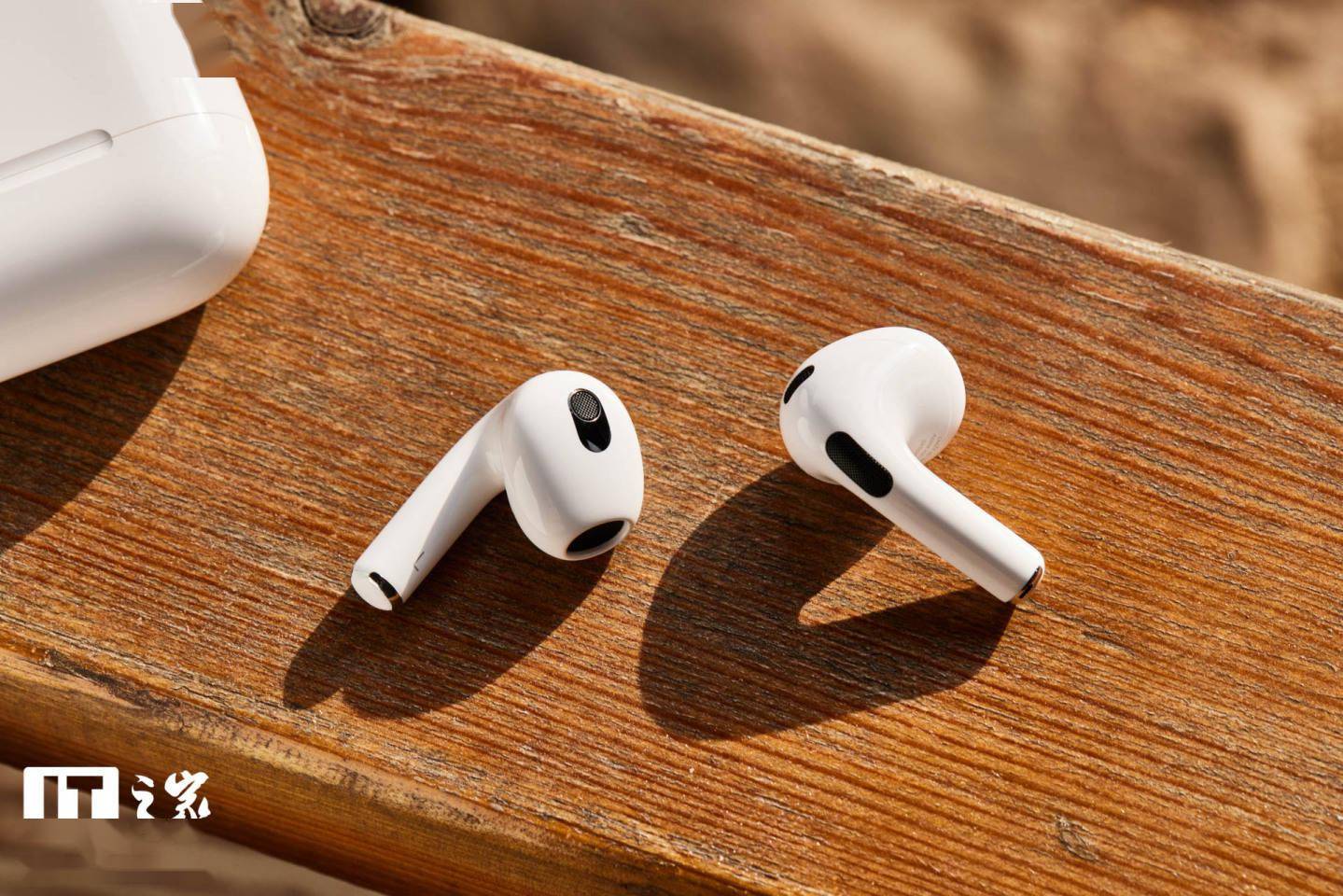 轮廓|【IT之家开箱】苹果AirPods 3图赏：全新轮廓设计，支持空间音频