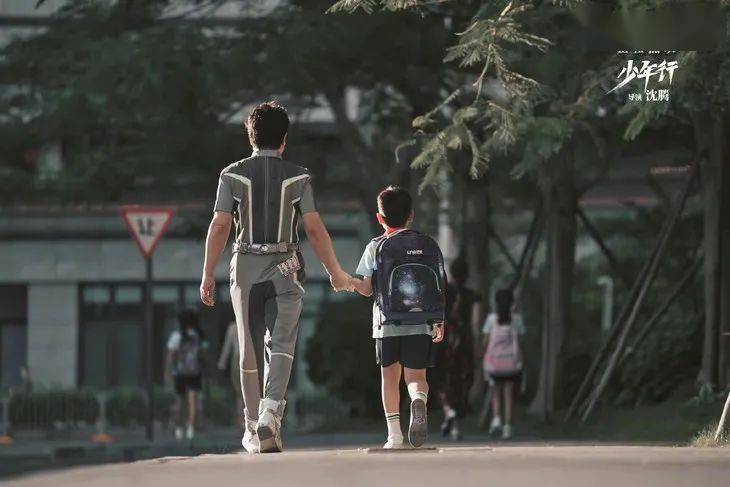 父亲|你的爸爸会拥抱你么？