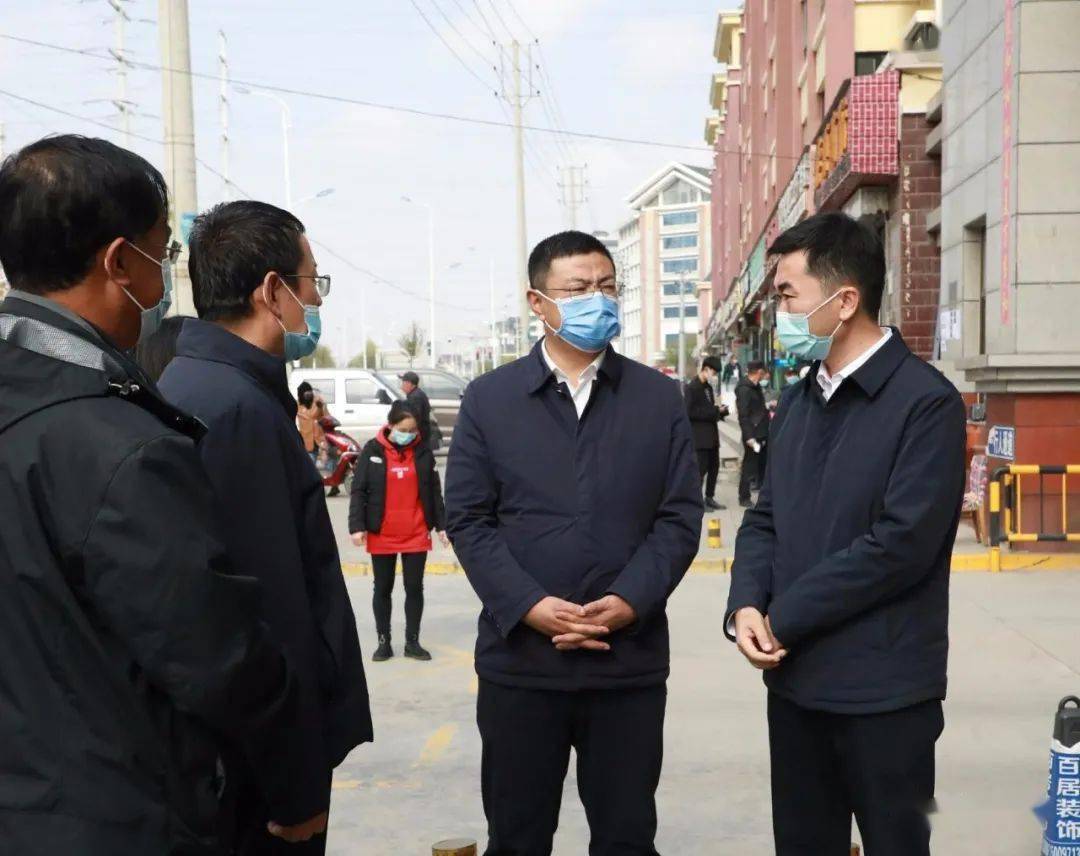 在交通检查点,刘波,马明旭强调,各交通路口是疫情防控的重要"关口"