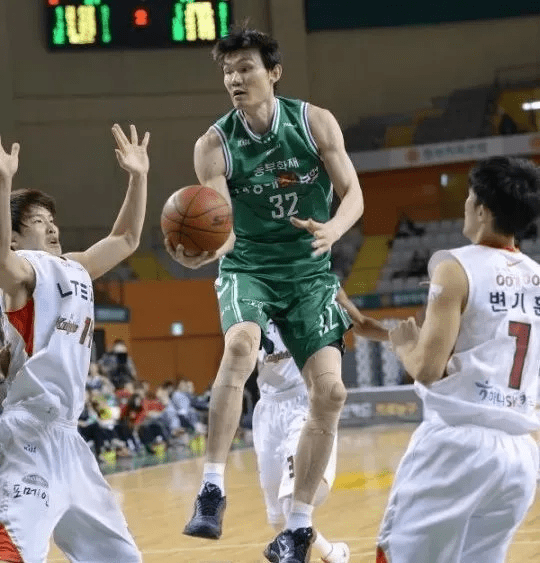 巡回赛,这也是继韩国男篮传奇中锋徐章勋后享受至高荣誉的第2位球员