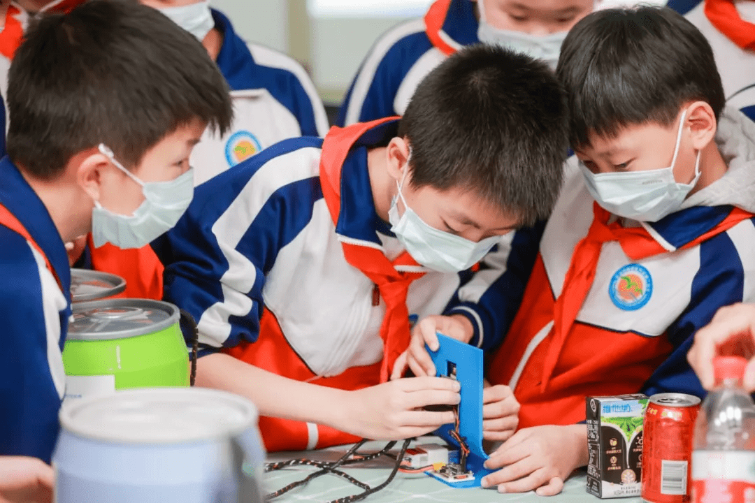“课后三点半”还能这么上？这帮小学生设计出了智能垃圾桶、口罩检测仪......