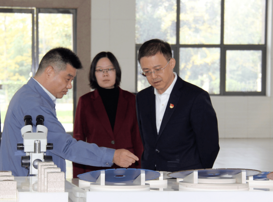 书记朱献福和全国人大代表,黄河实业集团公司董事长,党委书记乔秋生