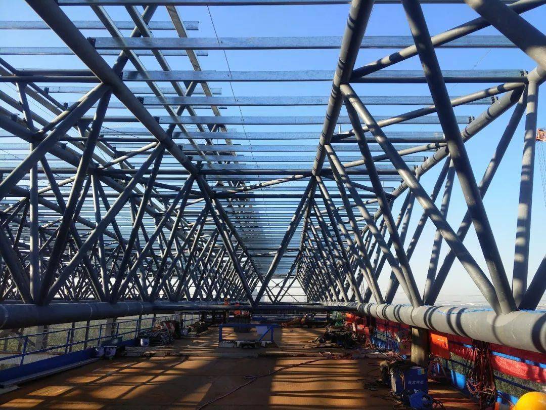 中建八局大科学装置项目主体结构喜封金顶_桁架