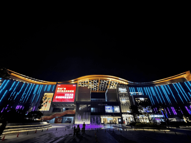 与ioi mall一街之隔的厦门集美世茂广场已于今年4月30日开业.