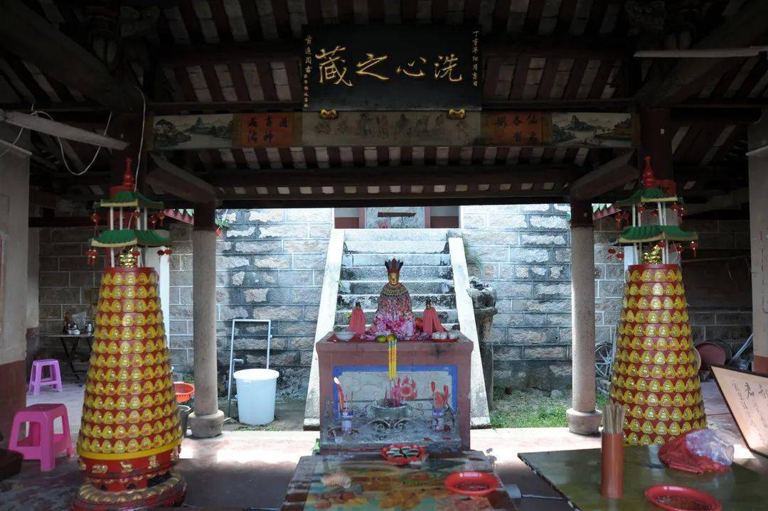 诏安霞葛南陂村地界,有一处龙山岩,被称作龙山胜地,其引人入胜之处,是