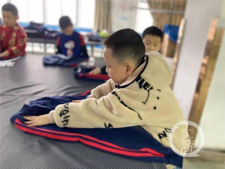 劳动教育课 搬 进工厂小学生当起了 设计师 服饰