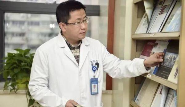 转科|男子每天腿上都像穿着“豹纹袜”！皮肤科医生建议他转科