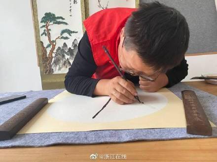 视力|仅凭微光和感觉！衢州视障男子5分钟完成一幅画