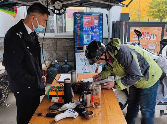 10月31日,高新区新城街道鸢飞社区居民在亮码测温登记进入居民小区.