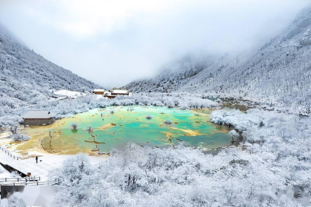 黄龙|美图暴击！｜雪中黄龙景区如仙境，看钙华池与白雪融合之美！