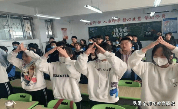 潍坊五中:举行"学宪法,唱红歌"歌咏比赛活动
