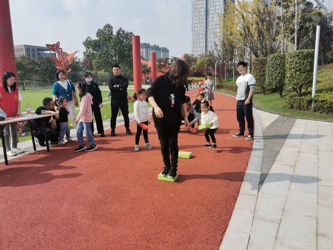 新时代文明实践大手牵小手文明齐步走大桥镇亚欧社区开展特色亲子活动