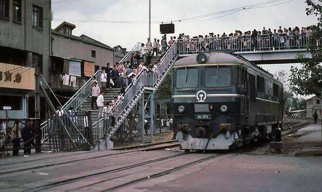 老照片:八十年代的上海,图书馆还没开门就排长队