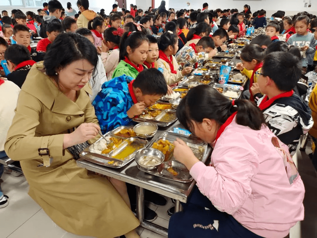 学校食堂17名家长和孩子同桌就餐