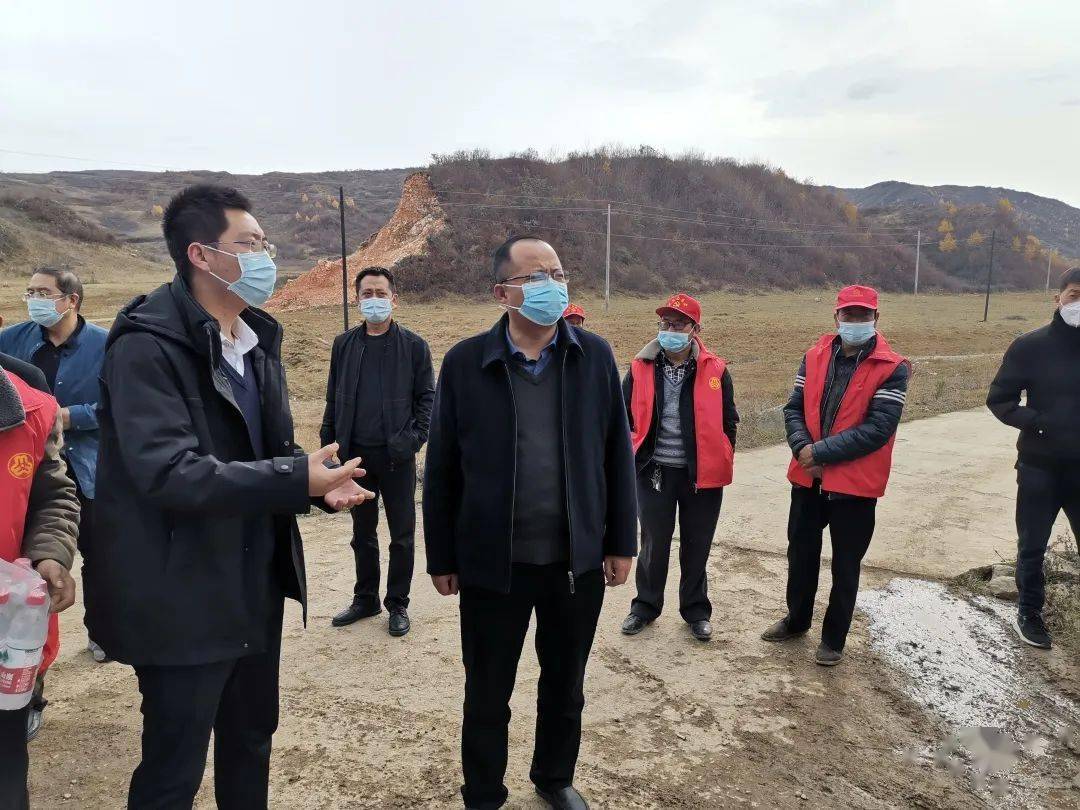11月2日,县委常委,政法委书记石小伟深入贵清山镇