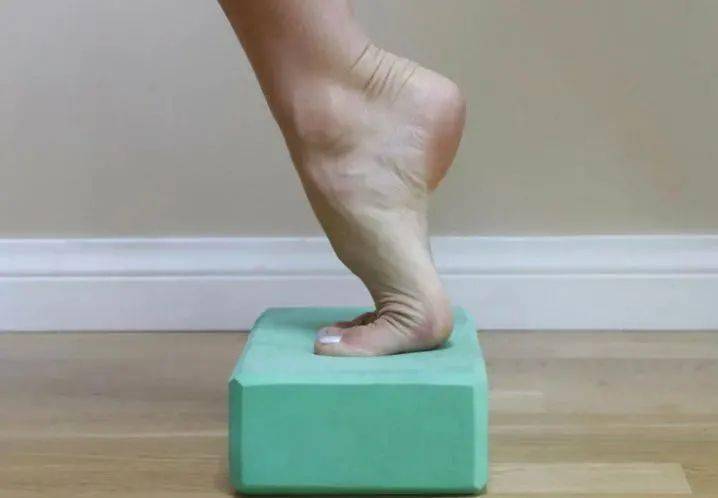 想要缓解脚腕的疼痛快来学6个简单的脚部拉伸动作