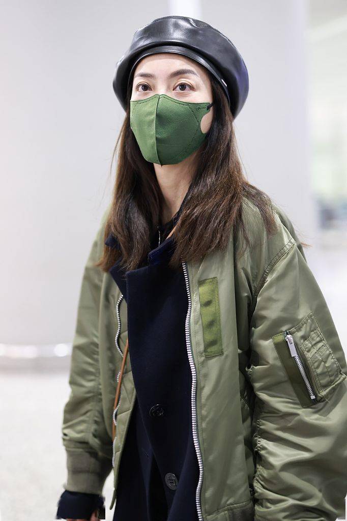 皮质 霍汶希穿飞行员夹克内搭黑西服 喇叭裤贝雷帽酷飒有型