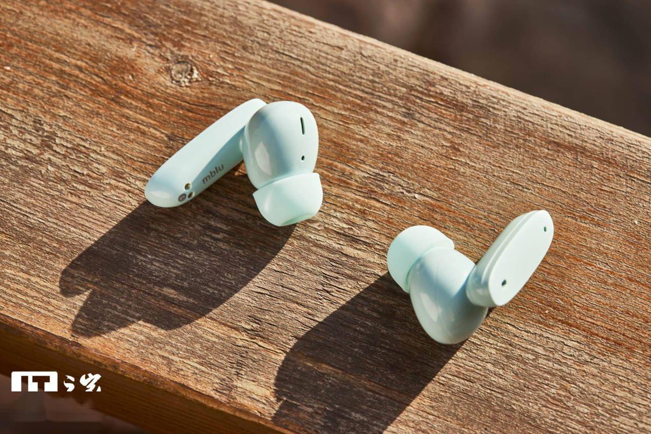 【IT之家开箱】魅蓝 Blus+ 主动降噪蓝牙耳机图赏