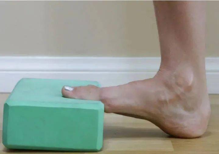 想要缓解脚腕的疼痛快来学6个简单的脚部拉伸动作