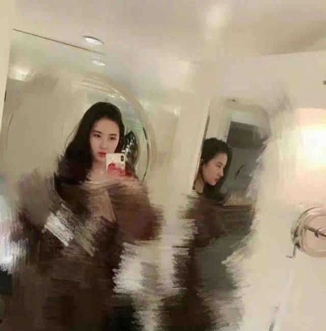 劉亦菲舊照被扒出後…網友驚呼：竟然連馬賽克都是美的？！ 搞笑整蠱 第4张