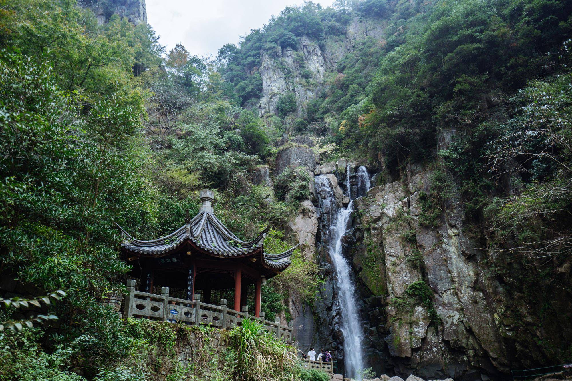 四明山最高峰雪窦山还有超美瀑布和索道哦