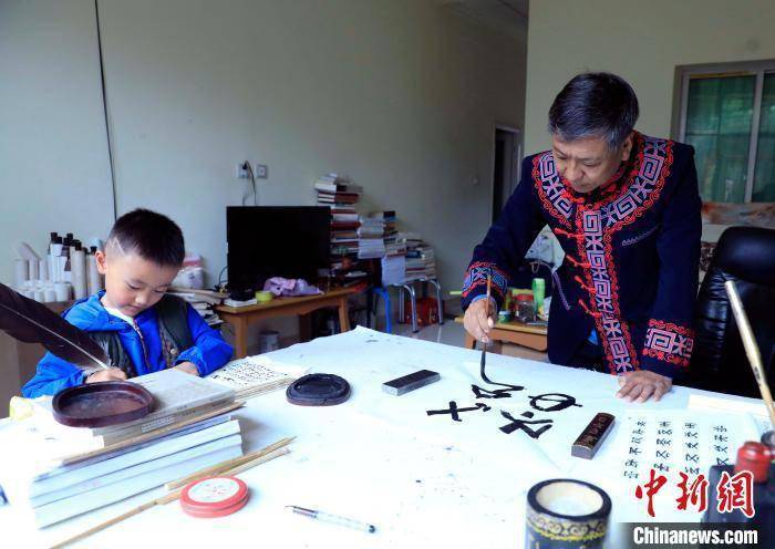 卢拉伙|四川彝文书法传承人：30余年心不改 弘扬民族“笔墨香”