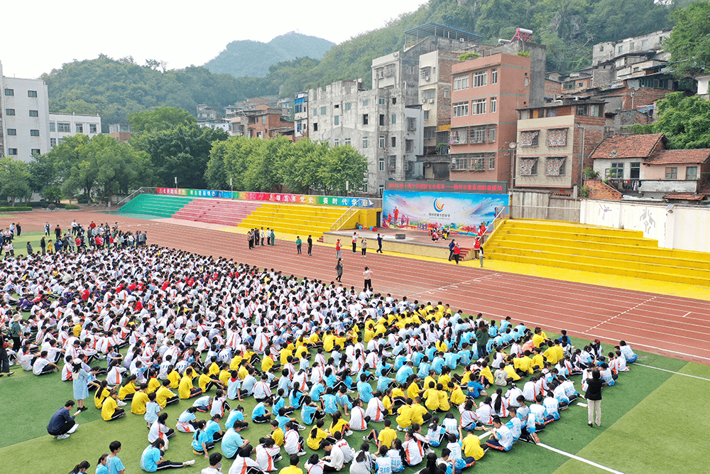 近日,柳州市消防救援支队鱼峰大队联合柳州市第十四中学开展消防应急