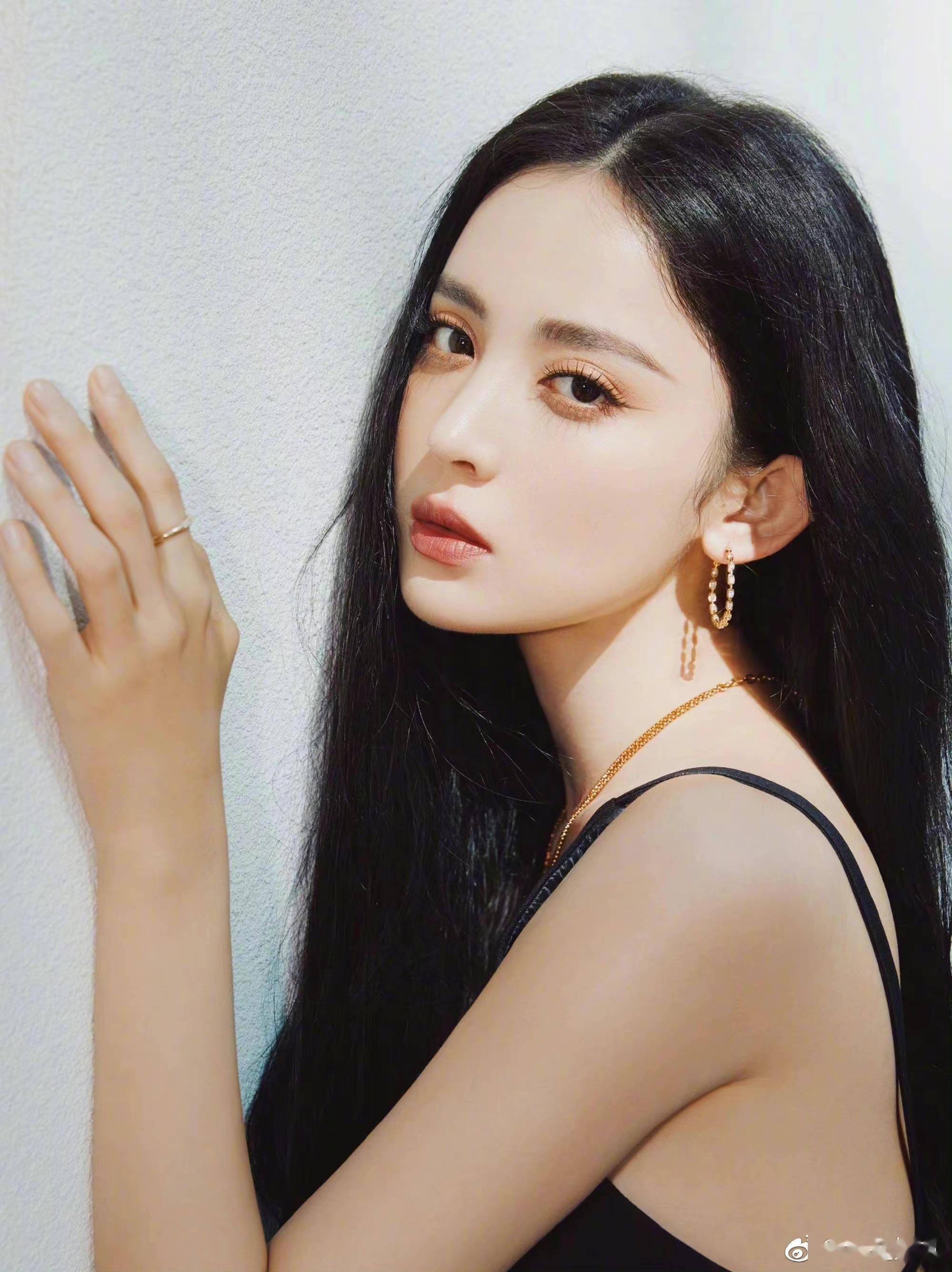 古力娜扎美疯了露胸露背长裙配上黑长直新疆美女五官立体绝美