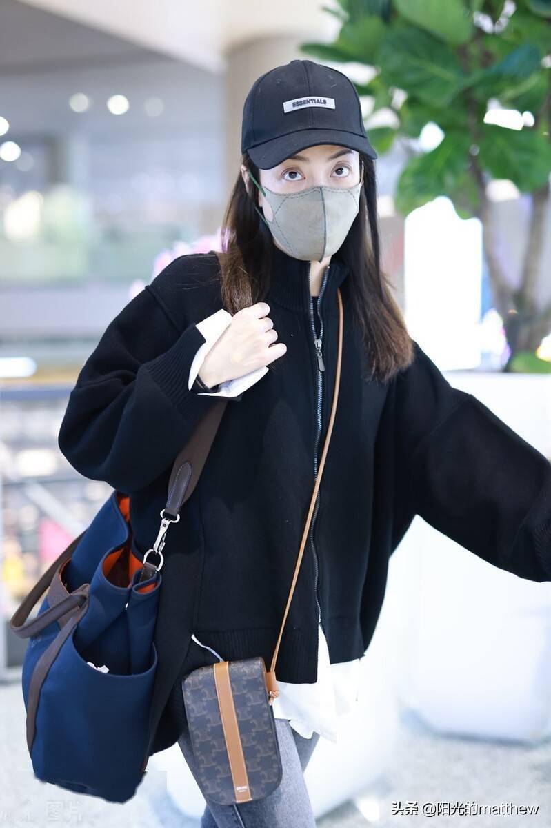 街拍:霍汶希穿黑色外套搭牛仔裤休闲时尚,背两个单肩包混搭动人