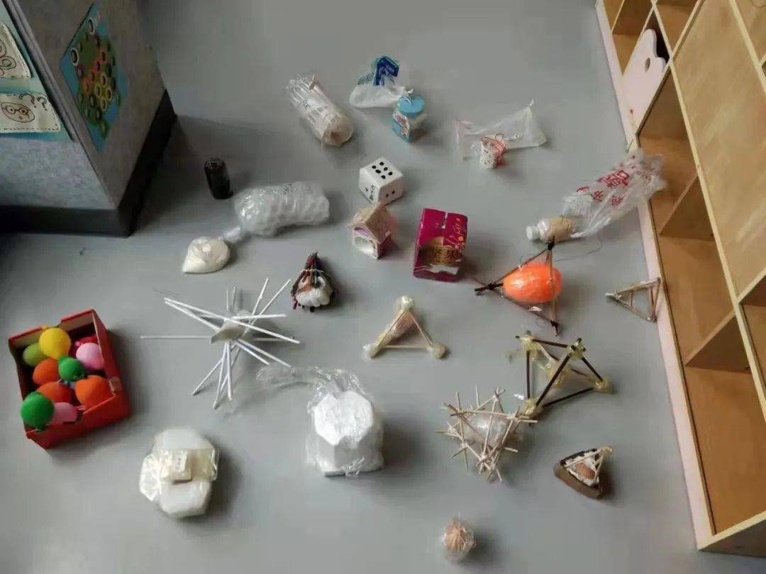 我用了泡沫包住鸡蛋,可以帮助鸡蛋减震,上面的降落伞给它增加了双重