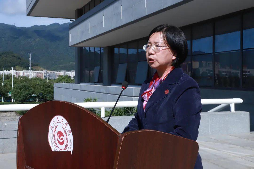 吴贵明校长代表学校为本届运动会致词.