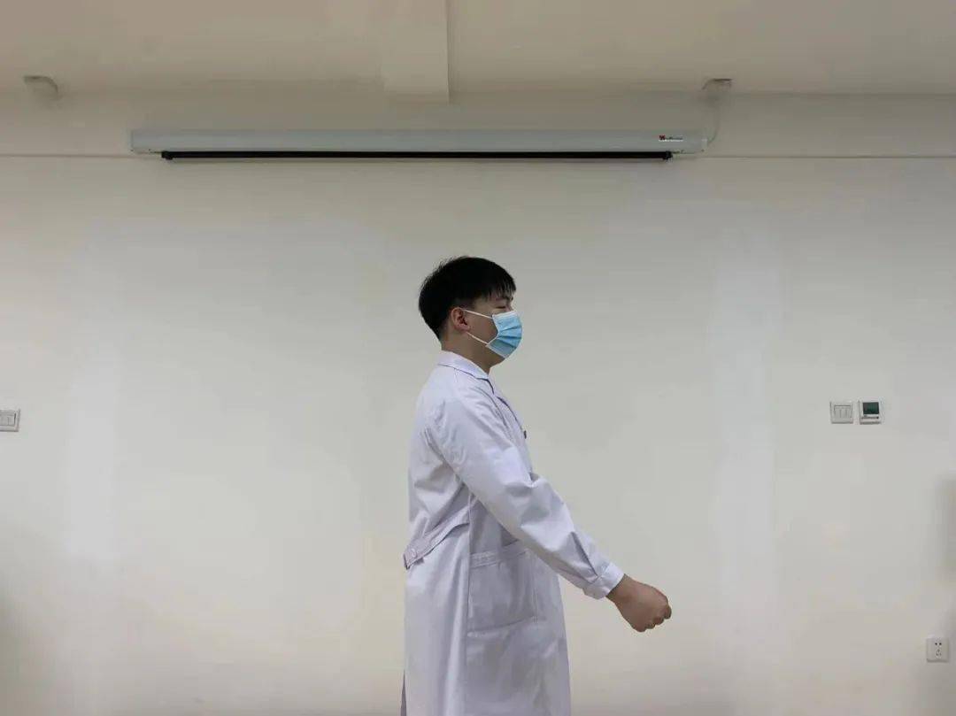 4,交叉拍肩双臂在胸前交叉甩动,双手拍对侧肩头,双臂上下交替进行