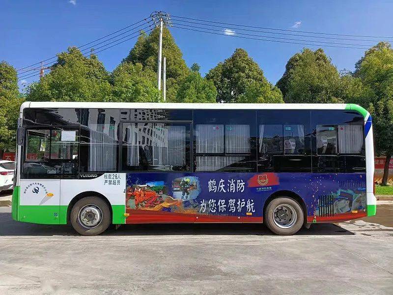 【消防宣传】乘车涨知识 鹤庆消防主题公交车亮相街头