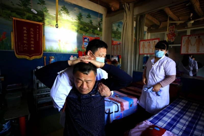 颈椎|这场高峰会透露：错误、暴力按摩极伤颈椎，护好它得这么做