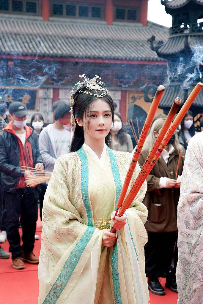 头饰|白鹿新剧《长月烬明》开机 古装灵动头饰精美