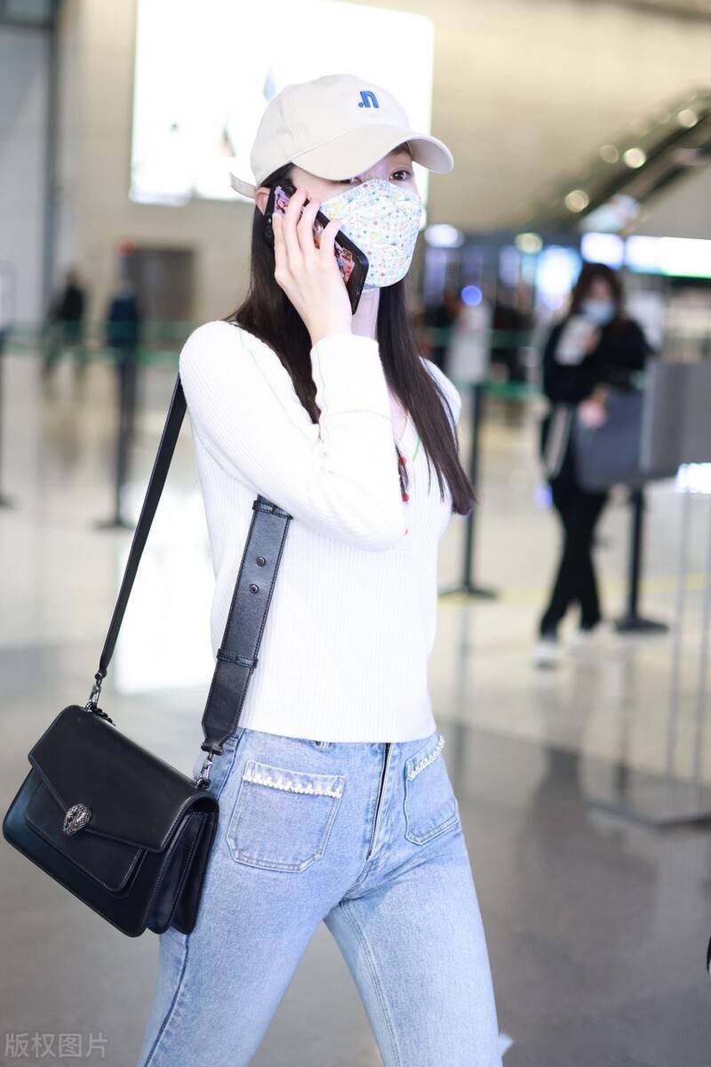 宋轶穿针织上衣配牛仔裤清新时尚戴棒球帽挎黑色包包秀美迷人