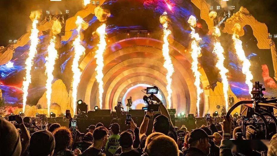 人群|惨烈！美顶流歌手演唱会煽动狂欢致8人被踩死！目击者：他边唱边看人死