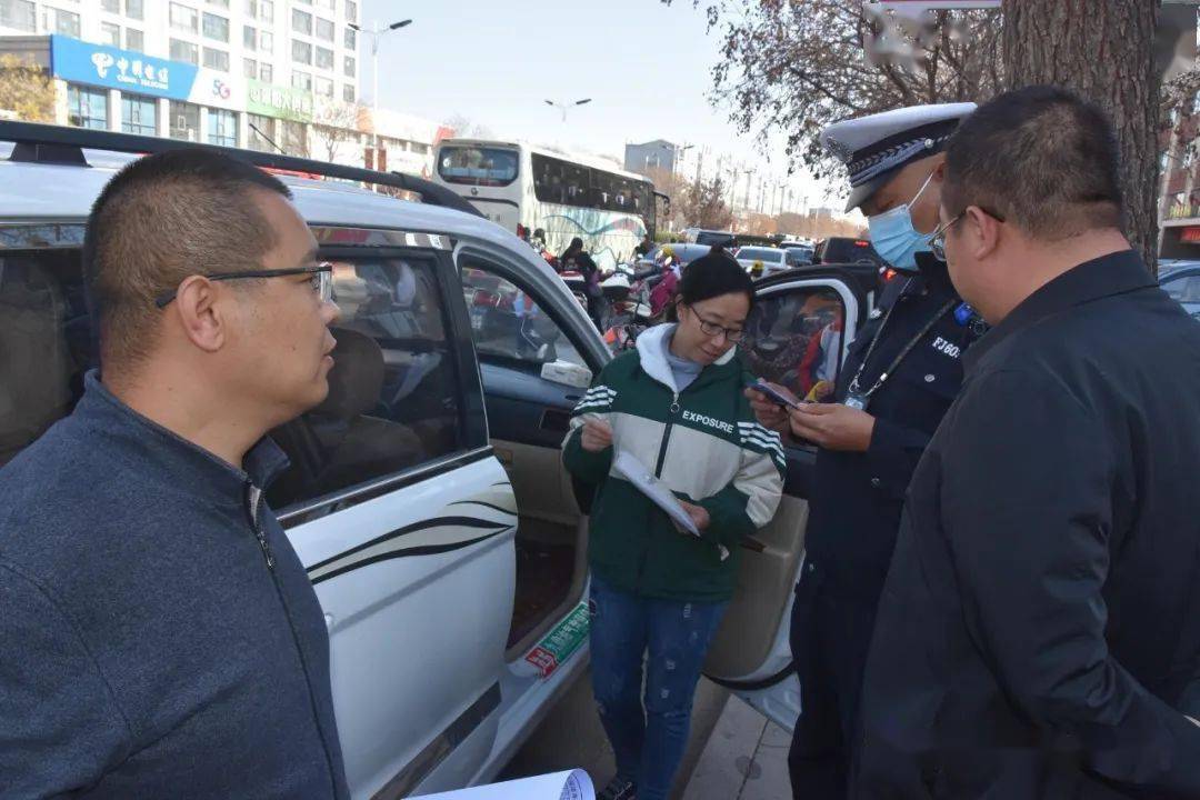 交警告誡接送學生車輛駕駛員要杜絕超員,超速,酒後駕駛等違法行為