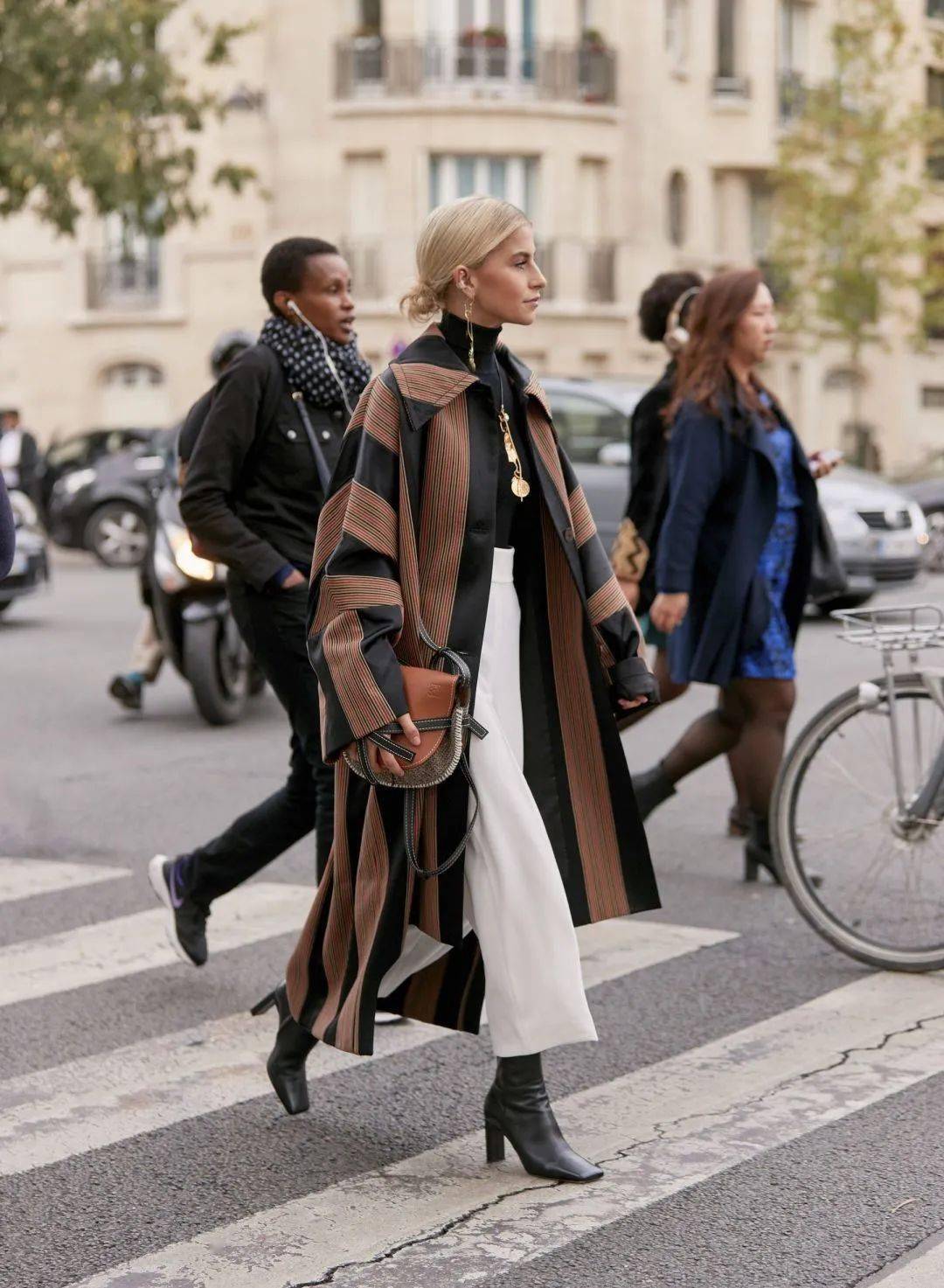 黑色 别穿阔腿裤了！今冬这4条裤子最流行，时髦显瘦，怎么搭都好看！