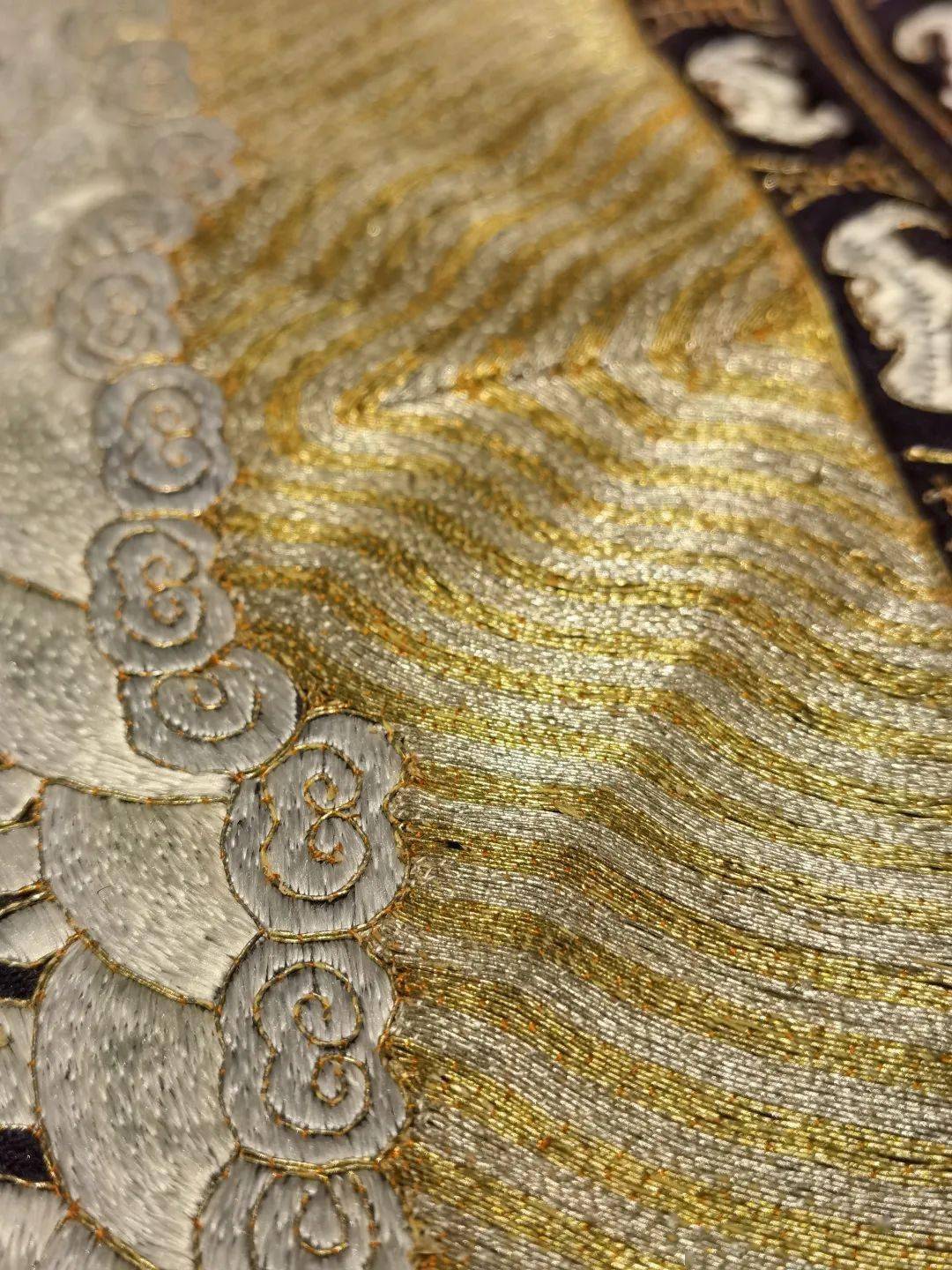 【广州十三行博物馆】广绣中的金丝银缕