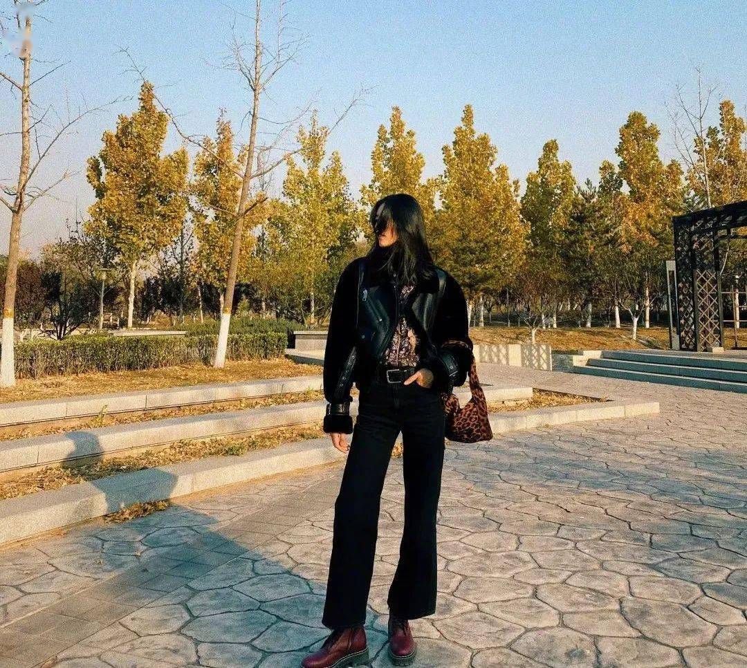 黑色 别穿阔腿裤了！今冬这4条裤子最流行，时髦显瘦，怎么搭都好看！