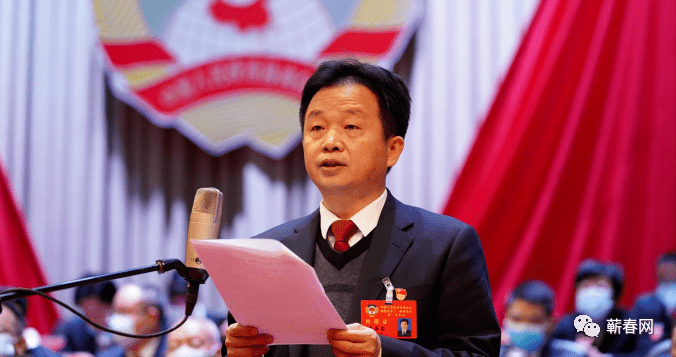 受县政协第十届委员会常务委员会委托,陈大柱向大会报告县政协十届